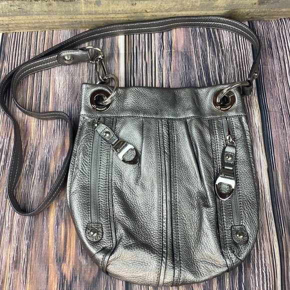 B Makowsky Silver Metallic Bag - Picture 1 of 14